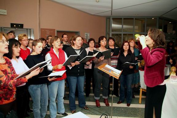 2.12.2006 Eröffnung des Weihnachtsmarktes im Neuburger Krankenhaus Chorleiterin Beate Riesinger (© Foto: Möller)